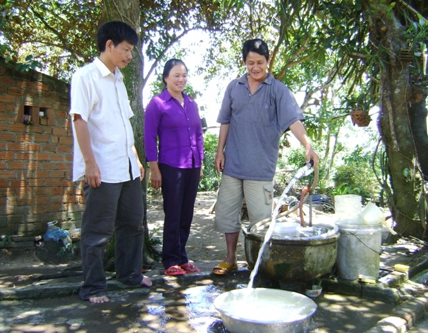 Cán bộ Hội Phụ nữ xã Hòa Lễ và Hội sử dụng nước Trung Lễ kiểm tra việc sử dụng nước sạch của gia đình ông Trương Thanh Thu (thôn 7, xã Hòa Lễ, huyện Krông Bông).