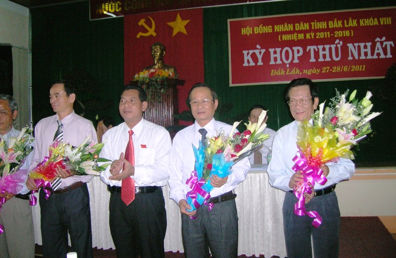 Chủ tịch HĐND tỉnh khóa VIII Niê Thuật tặng hoa các đại biểu HĐND khóa VII không tham gia HĐND nhiệm kỳ 2011-2016