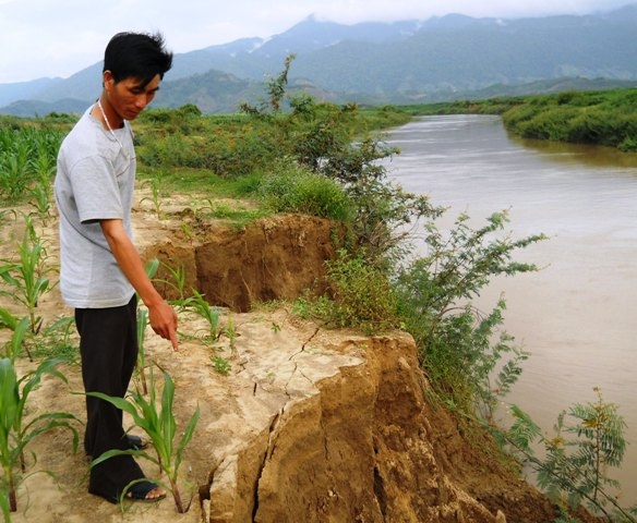 Bờ sông Krông Ana bị sạt lở đoạn qua thôn 2, xã Cư Kty.