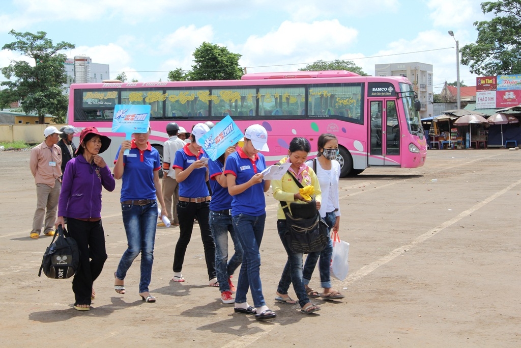 Hướng dẫn thí sinh cùng người nhà lại bàn hướng dẫn
