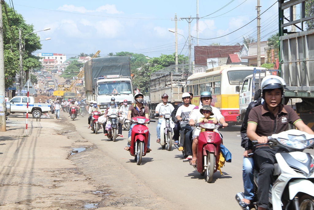 Kẹt xe nghiêm trọng tại cầu Ea Tam