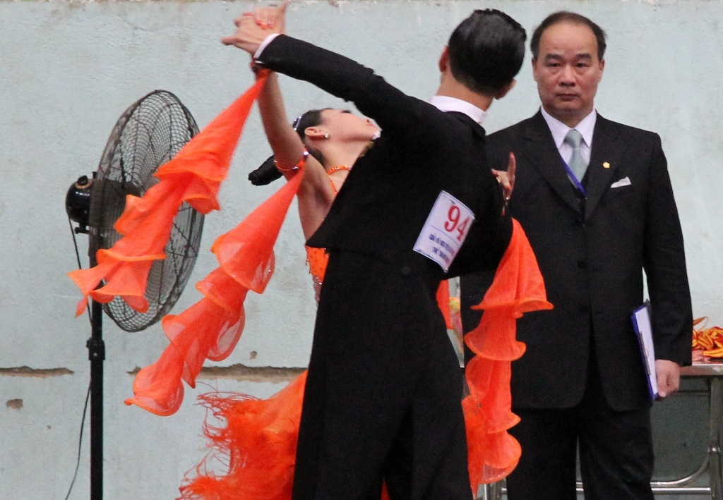 Luôn bị trọng tài giám sát mọi lúc...