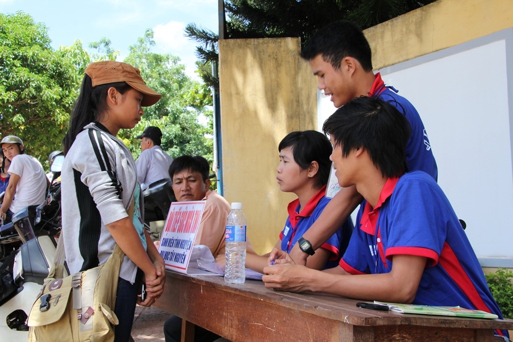 Ngoài ra, lực lượng tiếp sức mùa thi vẫn luôn túc trực tại các địa điểm thi để hướng dẫn thí sinh