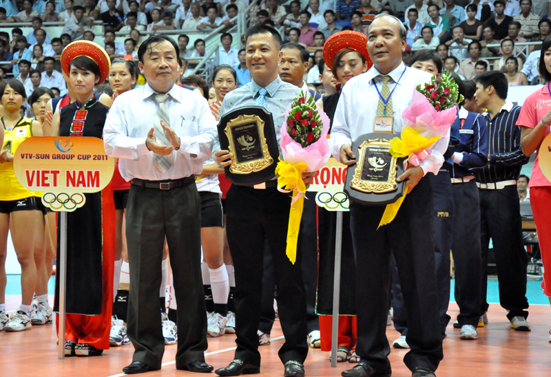 Đại diện Ban tổ chức địa phương và nhà tài trợ nhận kỷ niệm chương của VTV Cup