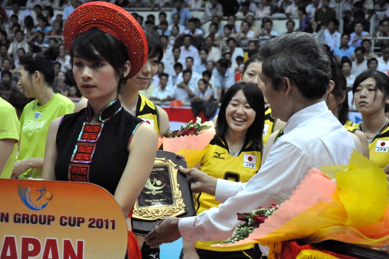 Phó bí thư Tỉnh ủy, Chủ tịch UBND tỉnh tặng hoa các đội Nhật Bản