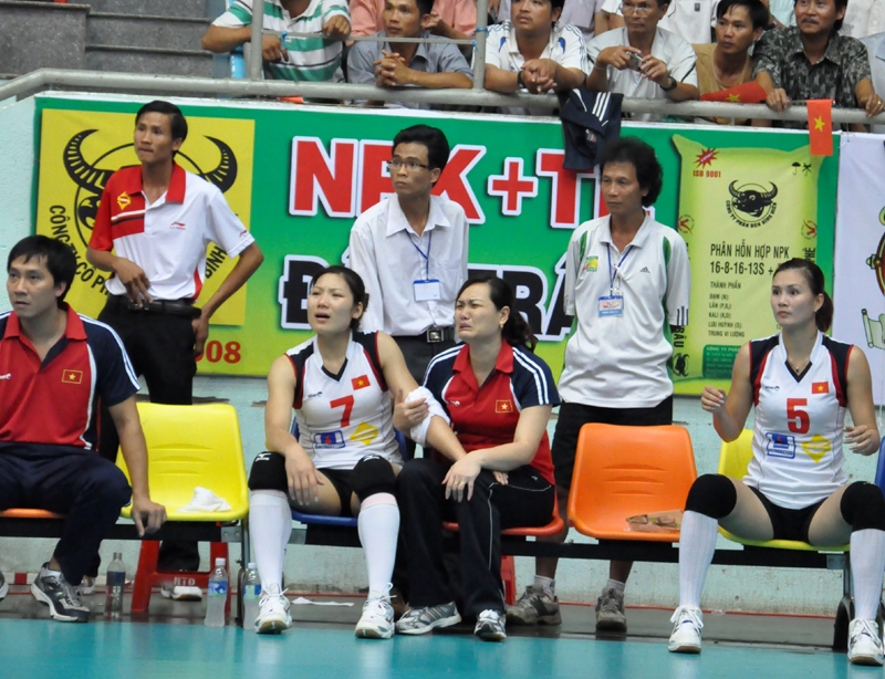Ban huấn luyện và các cầu thủ dự bị của đội tuyển Việt Nam tiếc nuối sau một pha bóng