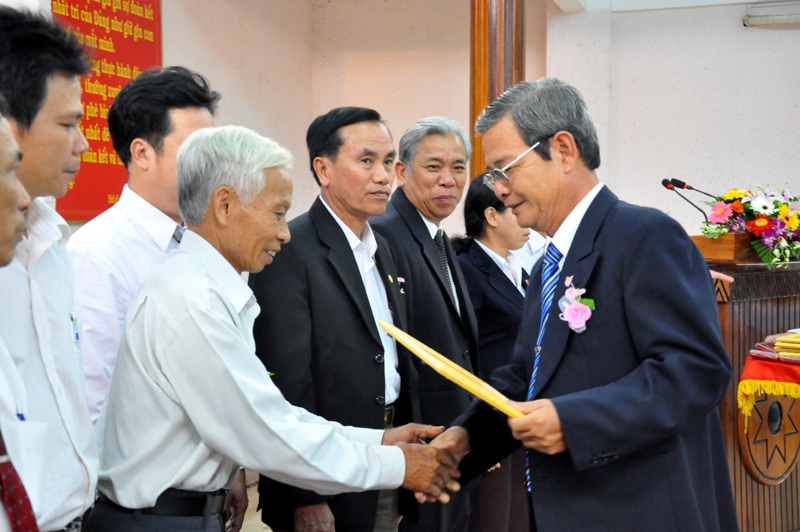 Đại diện Trung ương Hội khuyến học tặng Kỷ niệm chương Khuyến học khuyến tài 