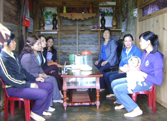 Hội phụ nữ các cấp thăm hỏi, động viên gia đình chị Kiều Thị Hường (thôn 2A, xã Ea Nam)