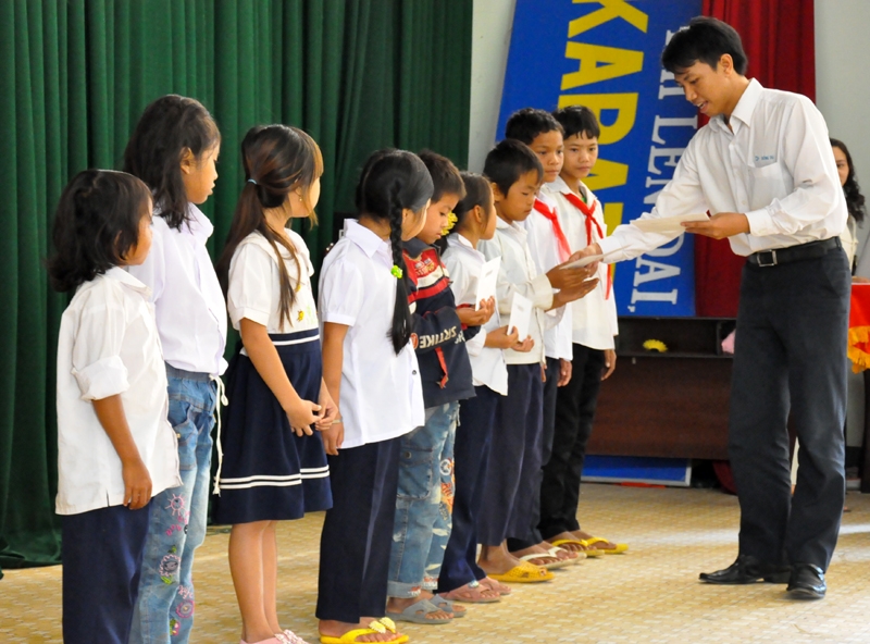 Đại diện Trường Nhật ngữ Đông du đang trao học bỏng cho các em học sinh