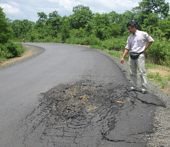 Một trong nhiều vị trí mặt đường của Tỉnh lộ 1 bị hư hỏng khi đang nâng cấp, đoạn qua xã Krông Na, huyện Buôn Đôn.