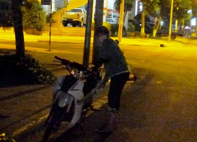  Gái mại dâm đi xe máy mời khách trên đường Trần Nhật Duật.