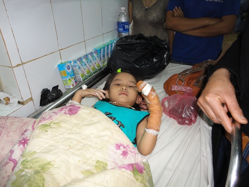 Cháu Phạm Thị Thanh Tú đang được điều trị tại Bệnh viện Đa Khoa tỉnh