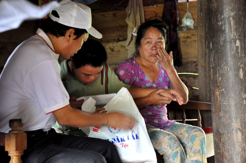 Trương Kim Cường (thôn 4, xã Ea Kao, TP. Buôn Ma Thuột) năm nay đã 17 tuổi nhưng vẫn phải nằm một chỗ, mọi sinh hoạt, vệ sinh cá nhân đều không tự làm được mà cần có người làm hộ.