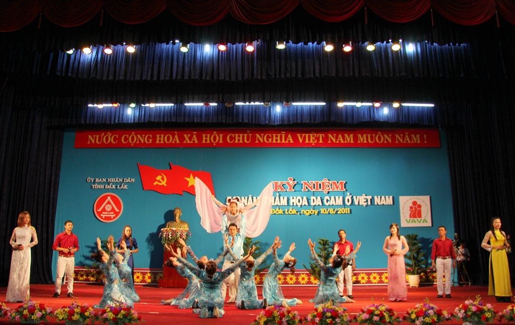 Những tiết mục văn nghệ với nội dung xoa dịu nội đau da cam gây sự xúc động đặc biệt cho đại biểu