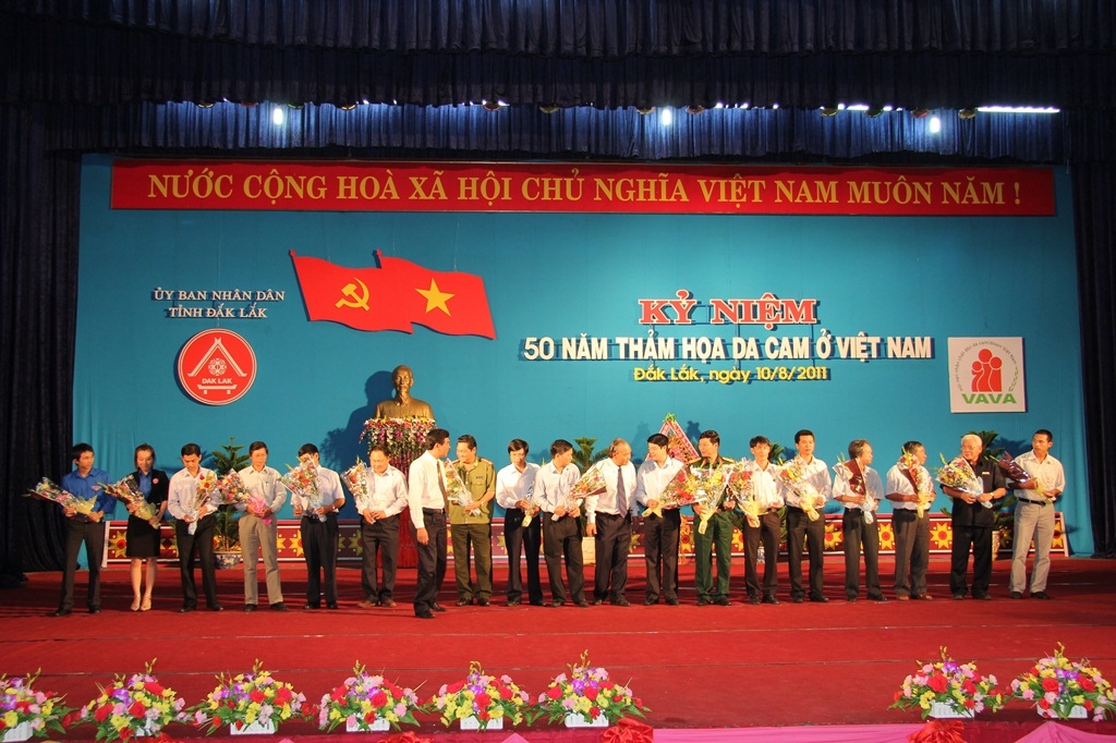 Vinh danh các tập thể, cá nhân có nhiều đóng góp, giúp đỡ nạn nhân da cam