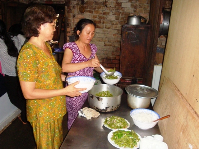 Bà Đào (bìa trái) cùng phụ huynh lo bữa cơm cho sĩ tử.