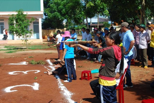 Bắn nỏ (ảnh bên) và đẩy gậy (ảnh dưới) là những môn thể thao thế mạnh của Krông Năng tại các kỳ Đại hội.