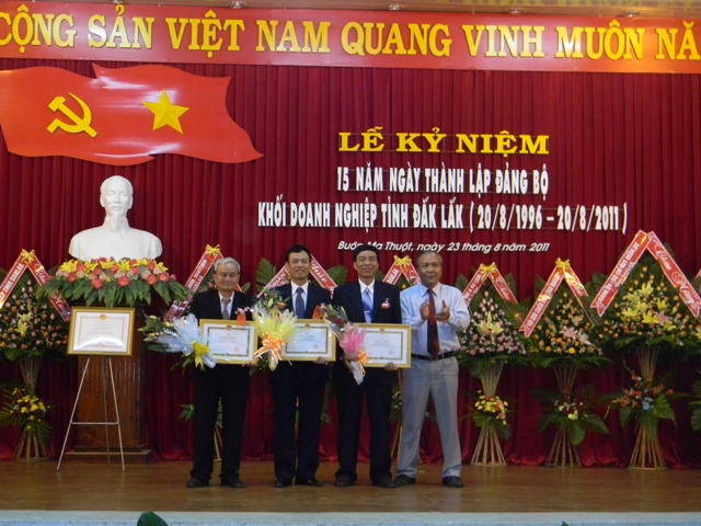 Đồng chí Y Dhawm EEnuool trao tặng Bằng khen của UBND tỉnh cho các cá nhân có thành tích xuất sắc năm 2010