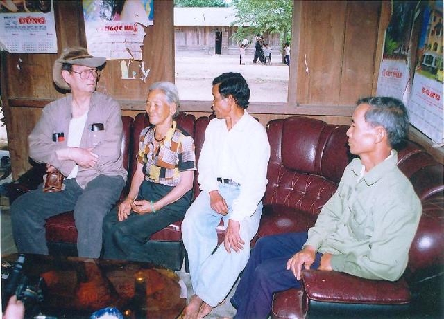 Ông Condominas thăm và chuyện  trò thân mật với những người bạn  (bà H’Srang, ông Ama Wil, ông Y Kliêng) tại bon Sa Luk, xã Krông Nô, huyện Lak.