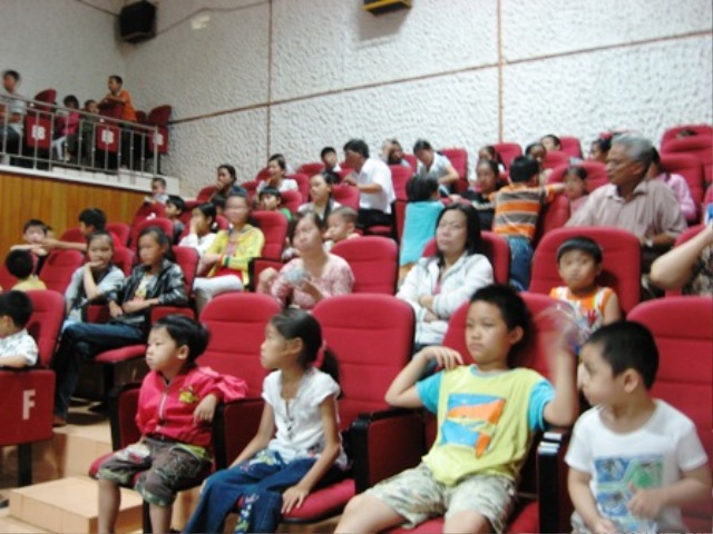 Nhiều em chăm chú xem phim trong rạp Kim Đồng vào những ngày cuối tuần.