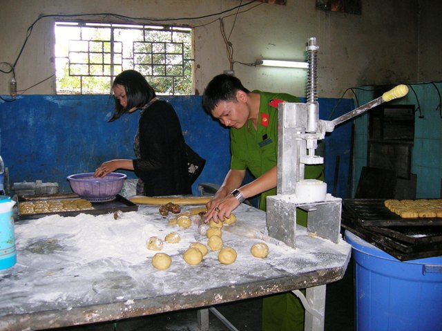 Bánh trung thu của cơ sở Thiên Thành (224 tổ 5, khối 9, phường Tân Thành) được sản xuất ở nơi ẩm thấp, nhếch nhác, không bảo đảm các điều kiện vệ sinh.