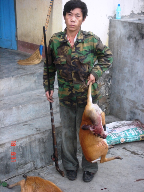 Một thợ săn và tang vật bị bắt tại BQL Khu BTTN Ea Sô.