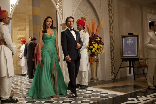 Tom Cruise và nữ diễn viên Paula Patton, người thủ vai Jane Carter trong phim