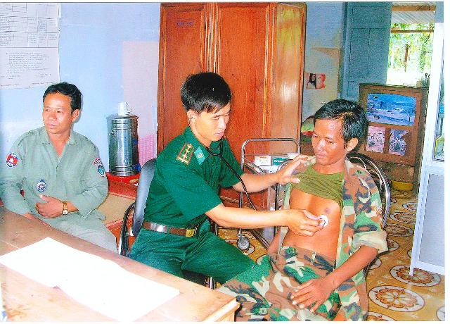 Y sĩ Phạm Văn Trà, Đồn Đá Bằng khám bệnh cho lực lượng Biên phòng CPC.