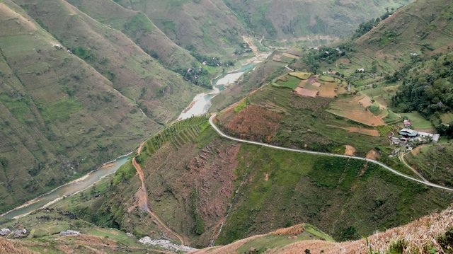 Mã Pí Lèng ở độ cao gần 2000m, bên dưới là dòng Nho Quế xanh biếc uốn lượn