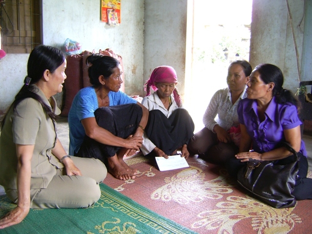 Lãnh đạo Hội LHPN tỉnh thăm hỏi hội viên phụ nữ xã Dak Phơi (huyện Lak).