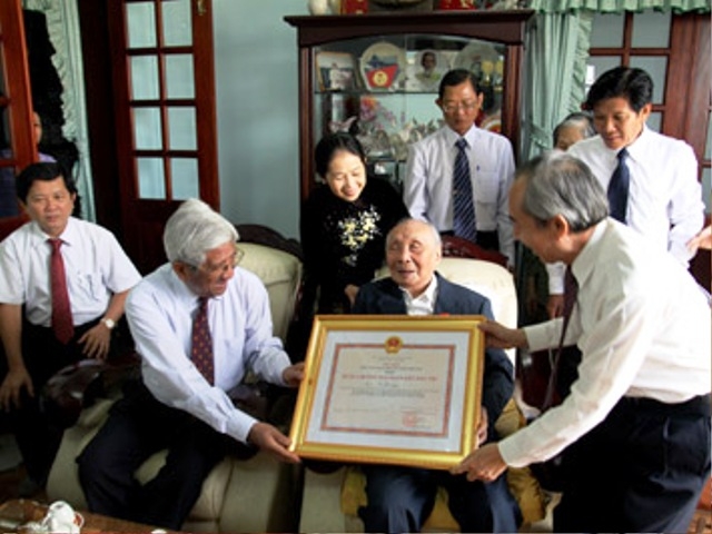 Đoàn đại biểu Ủy ban Trung ương MTTQ Việt Nam do Chủ tịch Huỳnh Đảm dẫn đầu đã đến thăm và trao tặng Huân chương "Vì sự nghiệp đại đoàn kết dân tộc" cho đồng chí Võ Chí Công ngày 19-12-2010.                                                                                          Ảnh: T.L