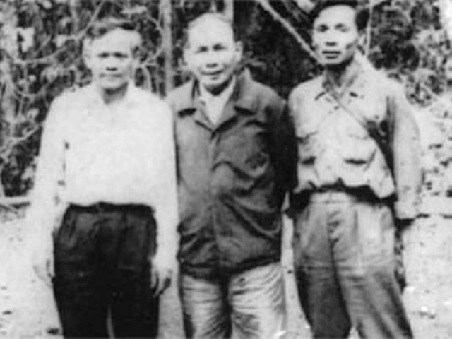 Đồng chí Võ Chí Công (giữa) - Bí thư Khu ủy Khu 5 và các đồng chí Bùi Hồng Thái (phải) - Phó Bí thư Tỉnh ủy Khánh Hòa; Cao Kỳ Trí (Xuân Diệu - trái) - Phó Bí thư Tỉnh ủy Phú Yên họp tại P318.  Ảnh: T.L
