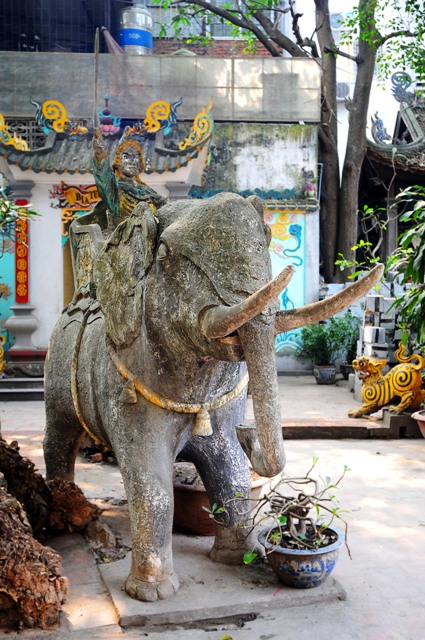 Tượng voi ở chùa Phổ Giác, phố Ngô Sĩ Liên (Hà Nội).