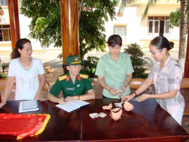 Các chị em đập “heo đất” ủng hộ quỹ “ nghĩa tình đồng đội”, “nạn nhân chất độc da cam”.