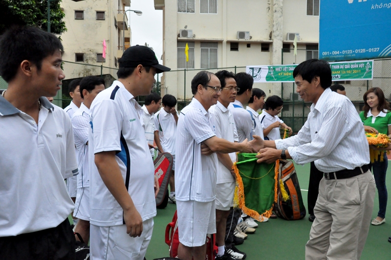 Đại diện Ban tổ chức tặng hoa và cờ lưu niệm cho các vận động viên