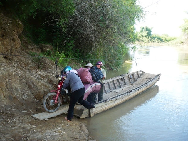 Việc giao thương đi lại của người dân xã Ea Uy, huyện Krông Pak chỉ nhờ vào con đò cũ kỹ trên dòng sông nước đục.
