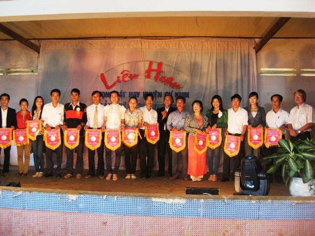 Các đoàn tham dự Liên hoan Giọng hát hay huyện Cư Kuin lần II-2011.