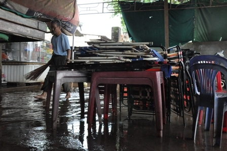 Nước ngập gây ảnh hưởng không nhỏ đến việc buôn bán, kinh doanh của gia đình ông Châu