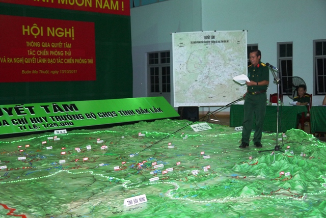 Đại tá Êban Y Phu, Chỉ huy trưởng Bộ CHQS tỉnh thông qua quyết tâm tác chiến phòng thủ.