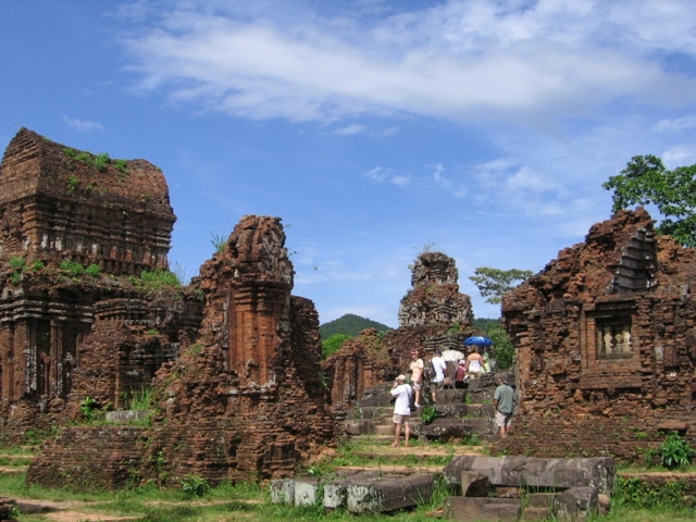 Bệ thờ Linga và Yoni - Mỹ Sơn (Tháp B1, thế kỷ XIII).