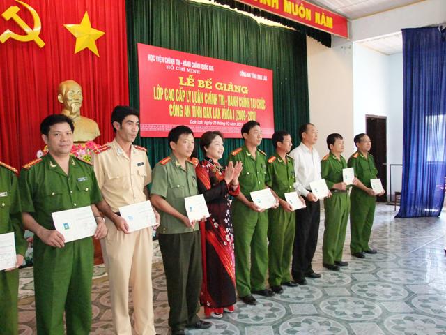 PGS - TS Trương Thị Thông - Phó Giám đốc Học viện Chính trị - Hành chính Quốc gia Hồ Chí Minh trao Bằng khen của Học viện cho các học viên có thành tích trong học tập xây dựng lớp học.