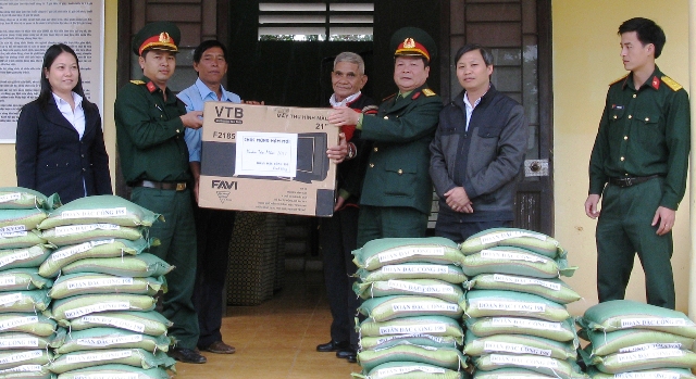 Tặng quà và hỗ trợ gạo cho hộ nghèo trên địa bàn Dak Lak. Ảnh: Bình Định