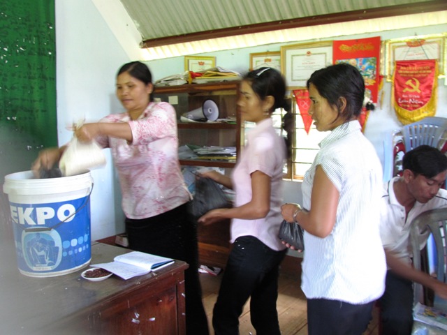 Chị em phụ nữ buôn Ea Mấp tổ chức quyên góp gạo, giúp đỡ những chị em có hoàn cảnh khó khăn, hoạn nạn