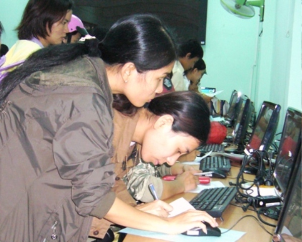 Người lao động tìm kiếm thông tin việc làm tại một điểm giao dịch việc làm ở Dak Lak. Ảnh: M.Q