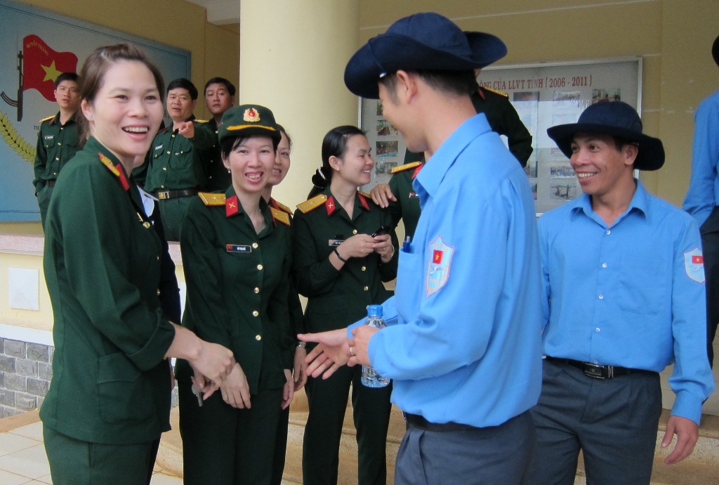 Lưu luyến chia tay trước khi lên đường