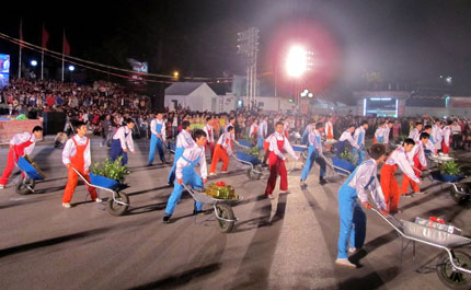 Tái hiện cảnh lao động sản xuất của người dân vùng chè