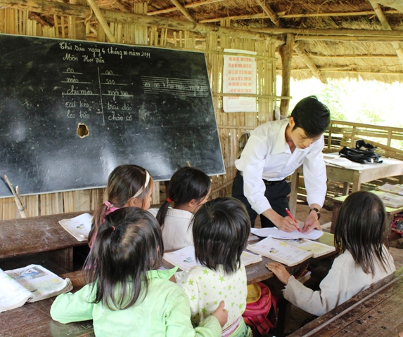 Thầy Ngô Văn Đại và học trò trong lớp.