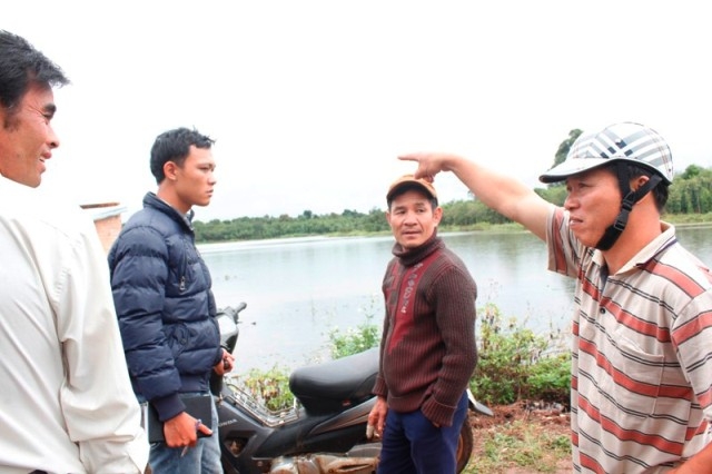 Ngưới dân thôn 14 vẫn chưa hết bàng hoàng khi kể lại sự việc.