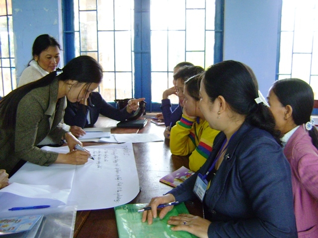 Các thành viên Câu lạc bộ “Phụ nữ với pháp luật” xã Ea Khal (huyện Ea H’leo) đang thảo luận nhóm.