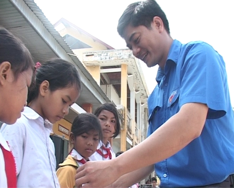 Bí thư Tỉnh Đoàn Y Vinh Tơr trao học bổng tặng học sinh nghèo vượt khó